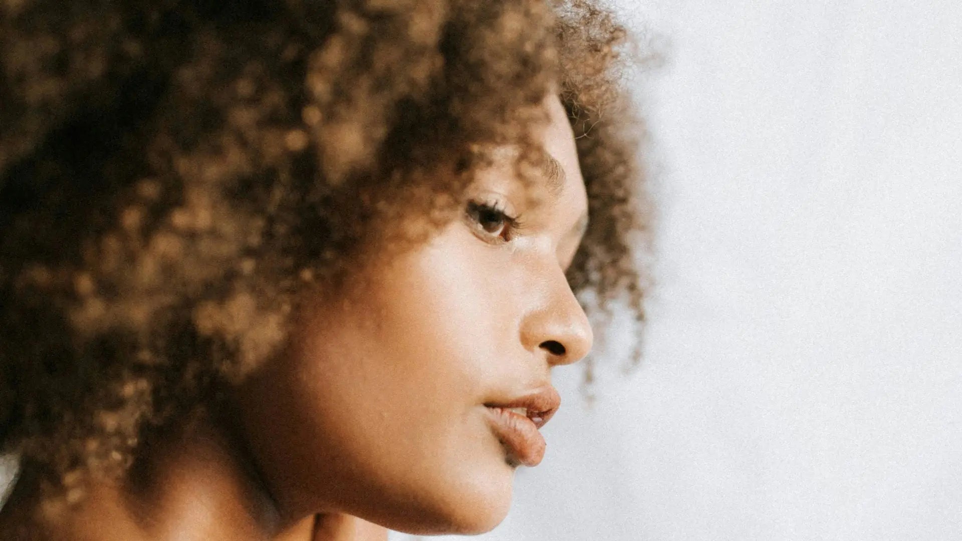 The-Ultimate-Guide-to-Frizz-Free-Curls-Tips-for-Every-Hair-Type Wuli Grooming